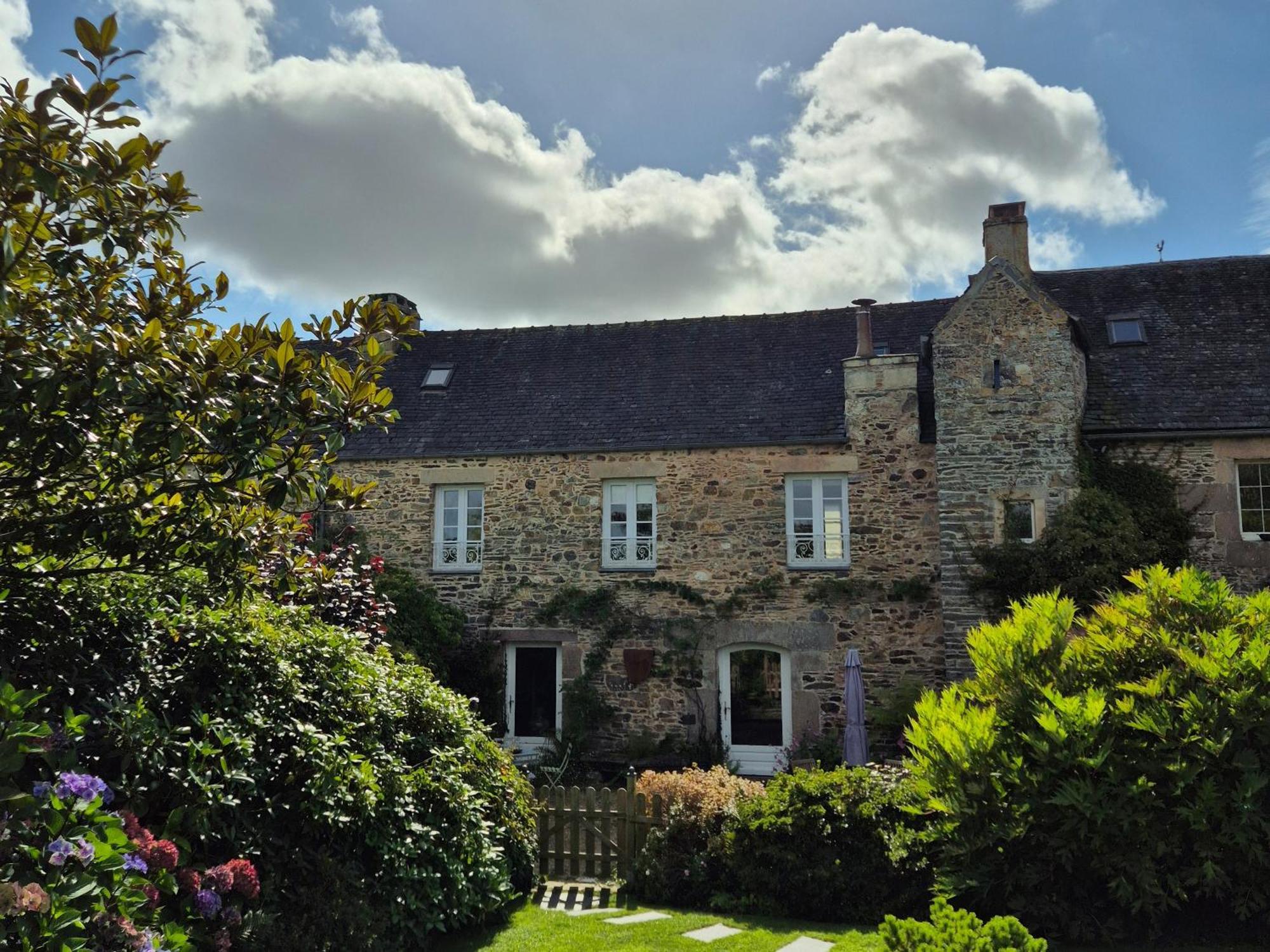 Gite De Charme Au Manoir Du Plessis-Quinquis Sainte-Seve Exteriér fotografie